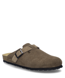 Zueco marrón con una hebilla como cierre. El material presenta una sutil estructura de estrías que le da al zapato un aspecto elegante.