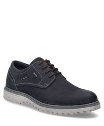 La chaussure basse de couleur indigo-combiné est fabriquée à partir d'un matériau de haute qualité bleu foncé avec une couture claire. Elle dispose d'un laçage et d'une semelle robuste et claire pour un confort supplémentaire.