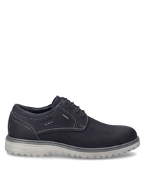 La chaussure basse de couleur indigo-combiné est fabriquée à partir d'un matériau de haute qualité bleu foncé avec une couture claire. Elle dispose d'un laçage et d'une semelle robuste et claire pour un confort supplémentaire.