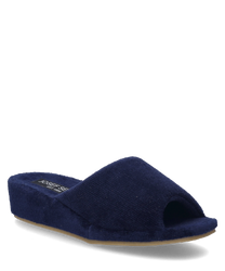 Donkerblauwe pantoffel van zacht materiaal zonder sluiting ideaal voor comfort binnenshuis. De schoen heeft een eenvoudige open voorkant en een subtiele merkidentificatie op de binnenzool.