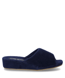 Donkerblauwe pantoffel van zacht materiaal zonder sluiting ideaal voor comfort binnenshuis. De schoen heeft een eenvoudige open voorkant en een subtiele merkidentificatie op de binnenzool.