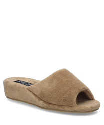 Een champagnekleurige pantoffel zonder sluiting gemaakt van zacht textuurmateriaal. De schoen heeft een open voorkant en een platte zool voor comfort binnenshuis.