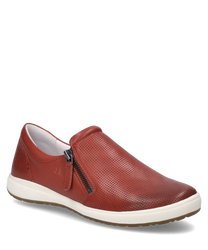 De slipper in de kleur hibiscus is gemaakt van soepel leer en heeft een geperforeerde buitenkant. Een zijrits voegt toe aan het ontwerp en biedt extra comfort.