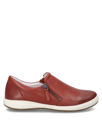 De slipper in de kleur hibiscus is gemaakt van soepel leer en heeft een geperforeerde buitenkant. Een zijrits voegt toe aan het ontwerp en biedt extra comfort.