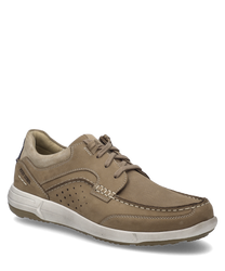 El zapato de media altura en la variante de color 'sand-kombi' está hecho de cuero beige con acentos azul oscuro en el talón. Cuenta con un sistema de cordones y una suela blanca así como costuras decorativas y un patrón de perforaciones en los lados.