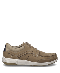 El zapato de media altura en la variante de color 'sand-kombi' está hecho de cuero beige con acentos azul oscuro en el talón. Cuenta con un sistema de cordones y una suela blanca así como costuras decorativas y un patrón de perforaciones en los lados.