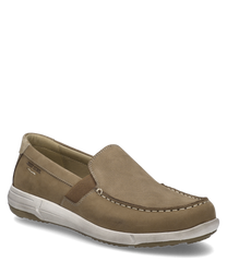 El zapato en color arena está hecho de un material suave y de alta calidad con un elástico para poner y quitar fácilmente. Destaca la suela blanca en contraste y los finos pespuntes a lo largo del zapato.