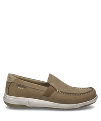 El zapato en color arena está hecho de un material suave y de alta calidad con un elástico para poner y quitar fácilmente. Destaca la suela blanca en contraste y los finos pespuntes a lo largo del zapato.