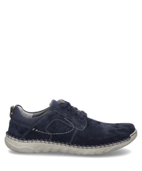Questa scarpa mezza indaco presenta una chiusura con lacci ed è realizzata in un materiale morbido e di alta qualità. La scarpa ha cuciture decorative evidenti e una suola resistente per un comfort aggiuntivo.