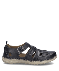 La scarpa in pelle blu scuro ha una fibbia distintiva come chiusura e una suola robusta e chiara. I lati aperti garantiscono una buona ventilazione ideale per occasioni informali.