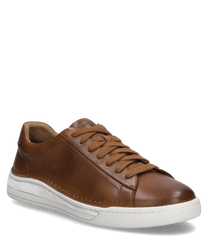 La sneaker de couleur châtaigne est fabriquée en cuir de haute qualité et dispose d'un laçage. La semelle blanche crée un contraste attrayant avec la teinte brune chaude du matériau.
