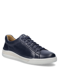 Ten granatowy sneaker wyróżnia się wysokiej jakości materiałem i klasycznym sznurowaniem. Gładka powierzchnia i biała podeszwa nadają mu elegancki nowoczesny wygląd.