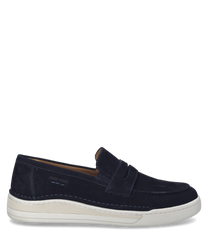 The slipper in the color Ocean is made of a soft material and features a practical elastic closure. The light sole provides a pleasant contrast to the dark blue upper material.