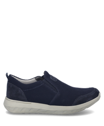 Sneaker w kolorze indigo ma cholewkę z siateczki z wygodnym gumowym sznurkiem jako zapięciem. Podeszwa jest jasna i elegancko kontrastuje z ciemnym materiałem cholewki.