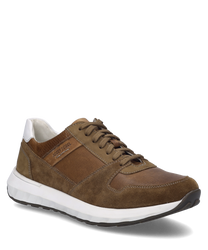 The sneaker in cognac combination features an upper made of light brown leather and textile complemented by white accents at the heel. The lacing ensures a personalized fit and gives the shoe a sporty look.