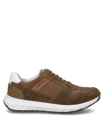 The sneaker in cognac combination features an upper made of light brown leather and textile complemented by white accents at the heel. The lacing ensures a personalized fit and gives the shoe a sporty look.