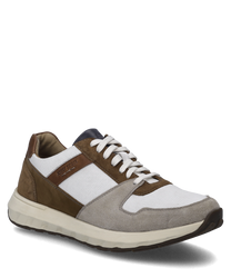 La zapatilla es de color blanco y marrón y se caracteriza por un diseño moderno con cordones. Está hecha de una mezcla de cuero liso y gamuza lo que le da un aspecto elegante y deportivo.