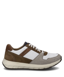 La zapatilla es de color blanco y marrón y se caracteriza por un diseño moderno con cordones. Está hecha de una mezcla de cuero liso y gamuza lo que le da un aspecto elegante y deportivo.