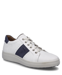 La sneaker est de couleur blanche et bleue avec une bande bleue sur le côté et est fabriquée en cuir lisse. Elle dispose d'un laçage classique et d'une semelle en caoutchouc blanche.