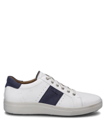La sneaker est de couleur blanche et bleue avec une bande bleue sur le côté et est fabriquée en cuir lisse. Elle dispose d'un laçage classique et d'une semelle en caoutchouc blanche.