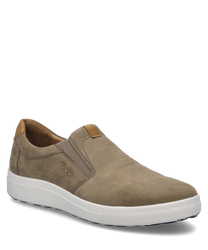 Une sneaker couleur taupe avec un élastique fabriquée à partir d'un matériau lisse et clair. La chaussure a une semelle blanche et des détails de couture discrets avec un petit logo sur le côté.