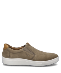 Une sneaker couleur taupe avec un élastique fabriquée à partir d'un matériau lisse et clair. La chaussure a une semelle blanche et des détails de couture discrets avec un petit logo sur le côté.