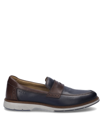 Ein eleganter Slipper in der Farbgebung ocean-kombi mit einem Gummizugverschluss. Der Schuh besteht aus glattem Leder in Blau und Braun abgerundet durch eine helle Sohle für einen modernen Look.