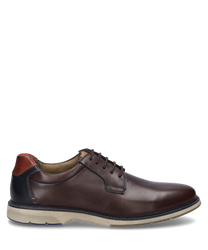 El zapato en la variante de color Castagne-Multi está hecho de cuero de alta calidad y cuenta con un clásico sistema de cordones. Las características especiales son la suela contrastante y la parte del talón en un color diferente.