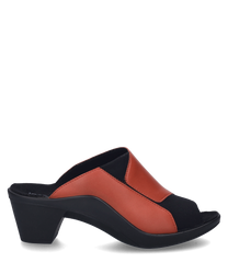 Il clog in rosso-combinato colpisce per la sua chiusura con elastico che garantisce una tenuta sicura. Il materiale in rosso e nero appariscente conferisce alla scarpa un look moderno.