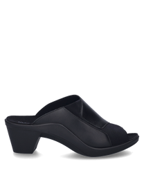 Un sabot noir avec une zone de orteils ouverte et une fermeture élastique fabriqué en matériau lisse et résistant. La chaussure a un talon stable et offre un ajustement confortable grâce à sa forme.