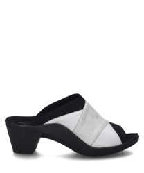 Un zueco de moda en combinación de blanco con un cómodo elástico como cierre. El zapato tiene una suela negra y un tacón ligeramente elevado para mayor comodidad.