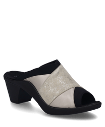 Zuecos de color beige con elástico fabricados en material brillante. El zapato tiene un tacón negro estable y un diseño abierto.