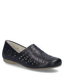 Un elegante zapato negro de cuero con un elástico como cierre. El zapato está decorado con un patrón de perforaciones que representa motivos florales.