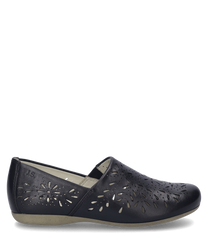 Un elegante zapato negro de cuero con un elástico como cierre. El zapato está decorado con un patrón de perforaciones que representa motivos florales.