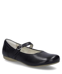 Ein eleganter schwarzer Ballerina-Schuh aus glattem Leder mit einer dekorativen Schnalle am Riemen. Der Schuh hat eine schlichte runde Form und eine dezente Markenprägung an der Seite.