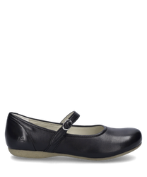 Ein eleganter schwarzer Ballerina-Schuh aus glattem Leder mit einer dekorativen Schnalle am Riemen. Der Schuh hat eine schlichte runde Form und eine dezente Markenprägung an der Seite.