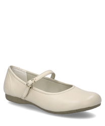 Ein eleganter ceramic-farbener Ballerina-Schuh aus hochwertigem Material verziert mit einer praktischen Schnalle. Der Schuh bietet eine schlichte klassische Optik und eignet sich ideal für verschiedene Anlässe.