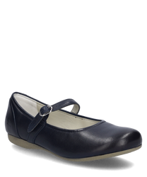 Ein eleganter Ballerina-Schuh in der Farbe Ocean mit einem dezenten Schnallenverschluss. Der Schuh besteht aus einem glatten hochwertigen Material und hat eine flache Sohle für Komfort.