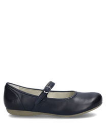 Ein eleganter Ballerina-Schuh in der Farbe Ocean mit einem dezenten Schnallenverschluss. Der Schuh besteht aus einem glatten hochwertigen Material und hat eine flache Sohle für Komfort.