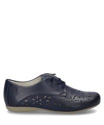 The half shoe in the color "ocean" is made of smooth leather and features lacing. Notable are the decorative floral pattern cutouts on the sides.