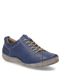 La chaussure est fabriquée en cuir lisse bleu dans la nuance de couleur 'shark' et possède un laçage. Les caractéristiques particulières sont les coutures contrastées et la semelle robuste et claire qui donne à la chaussure un look sportif.