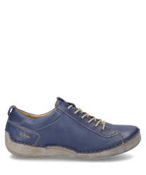La chaussure est fabriquée en cuir lisse bleu dans la nuance de couleur 'shark' et possède un laçage. Les caractéristiques particulières sont les coutures contrastées et la semelle robuste et claire qui donne à la chaussure un look sportif.