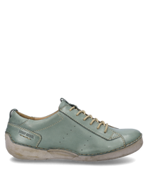 De halfhoge schoen in mintkleurig leerlook heeft een vetersluiting en toont fijne stiksels. De afgeronde vorm en de subtiele merkbedrukking aan de zijkant geven hem een elegante uitstraling.