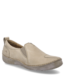 Chaussure beige à lacets élastiques fabriquée en matériau doux. La chaussure présente une inscription discrète 'J.S.' sur le côté et une pointe arrondie.