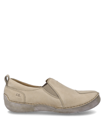 Chaussure beige à lacets élastiques fabriquée en matériau doux. La chaussure présente une inscription discrète 'J.S.' sur le côté et une pointe arrondie.