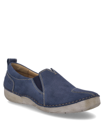 La scarpa bassa di colore 'shark' è realizzata in materiale di alta qualità con cuciture chiare visibili. La scarpa è dotata di una pratica chiusura a elastico che facilita l'indossamento e lo svestimento.