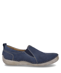 La scarpa bassa di colore 'shark' è realizzata in materiale di alta qualità con cuciture chiare visibili. La scarpa è dotata di una pratica chiusura a elastico che facilita l'indossamento e lo svestimento.