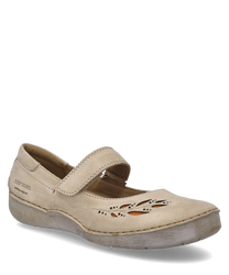 Ballerina in pelle beige con chiusura in velcro. La scarpa ha un motivo decorativo a fori sul lato.