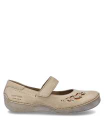 Ballerina in pelle beige con chiusura in velcro. La scarpa ha un motivo decorativo a fori sul lato.