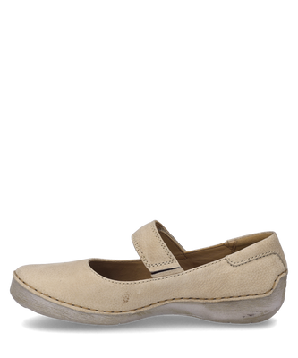 Beige Ballerina-Schuh aus Leder mit Klettverschluss. Der Schuh hat ein dekoratives Lochmuster an der Seite.